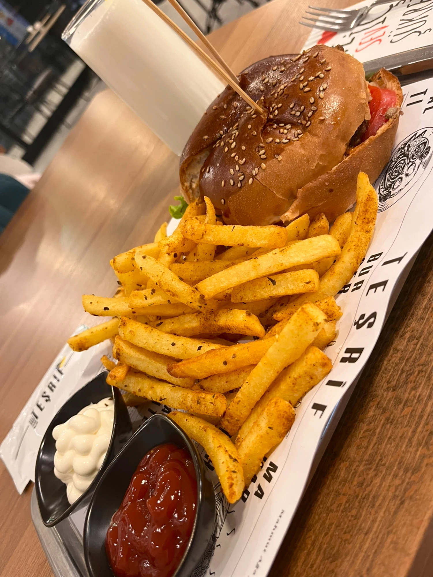 Teşrif tabağında burger ve patates kızartması