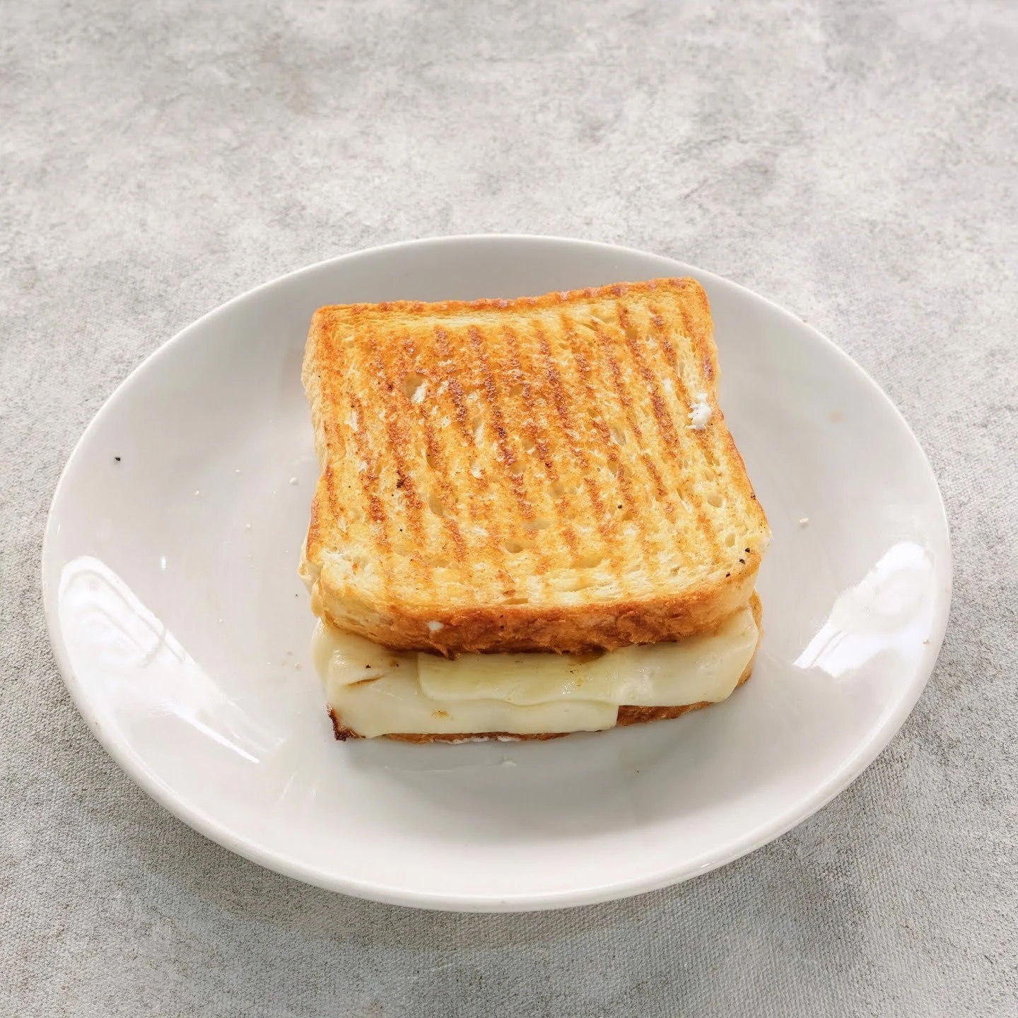 Teşrif'te beyaz tabakta servis edilen tost
